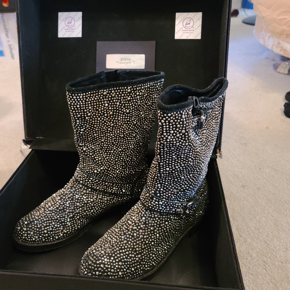 A beautiful pair of round toe boots